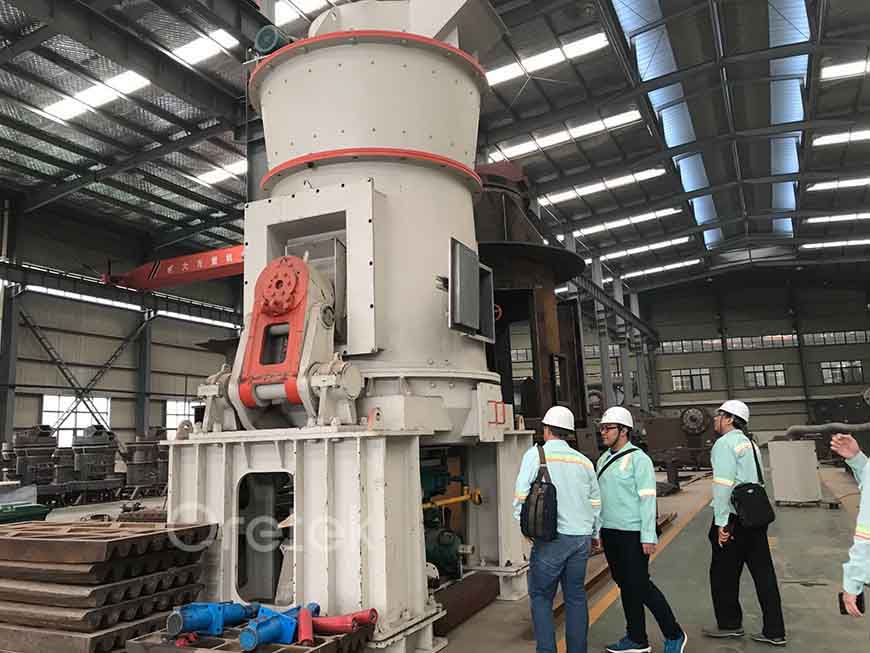 How to choose a grinding machine for the production line of heavy calcium powder?
